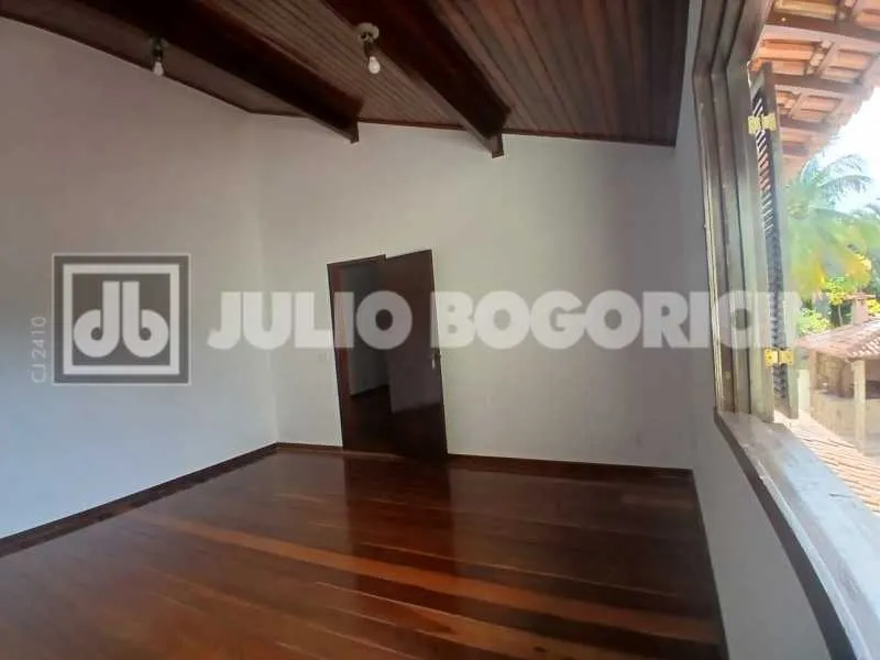 Casa duplex com cozinha fechada e fogão a gás