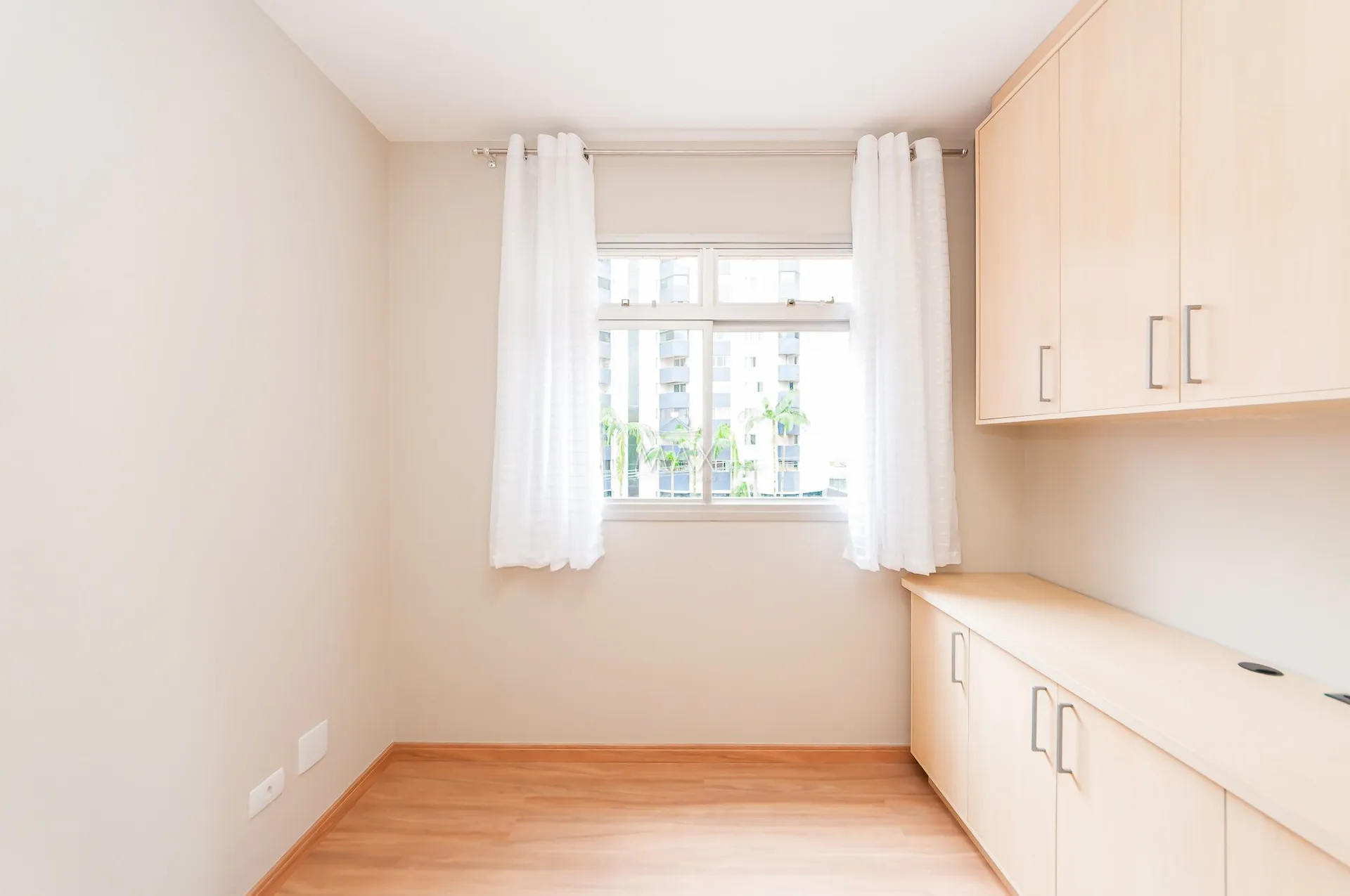 Furnished apartment, 89 m², with a glass-enclosed balcony — photo 8
