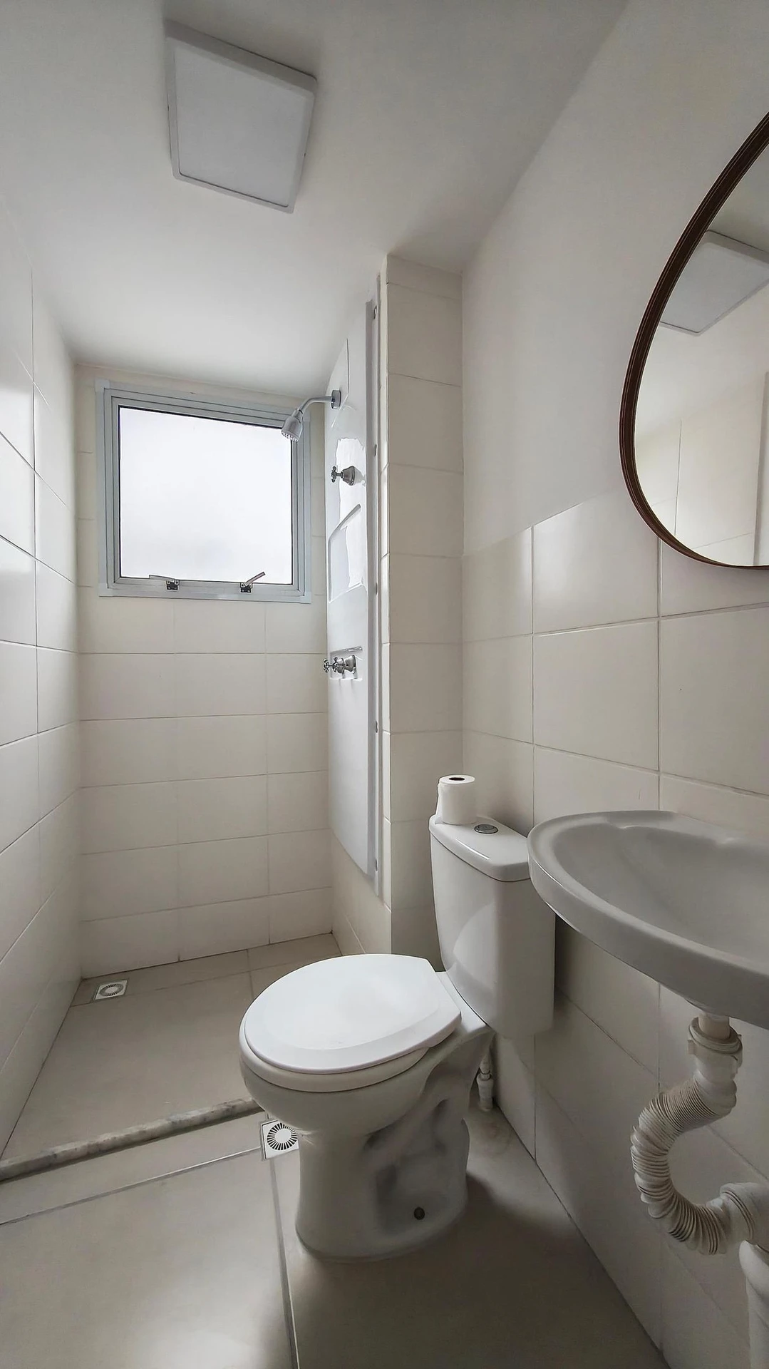 2-bedroom apartment with wood or laminate floors — photo 12