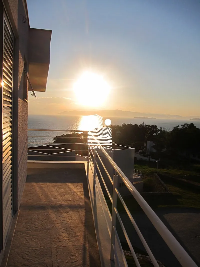 House with 3 en-suite bedrooms, 5 bathrooms and tall windows