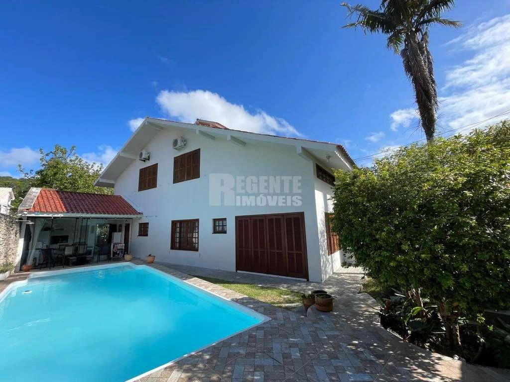 House with 3 en-suite bedrooms, 5 bathrooms and service area