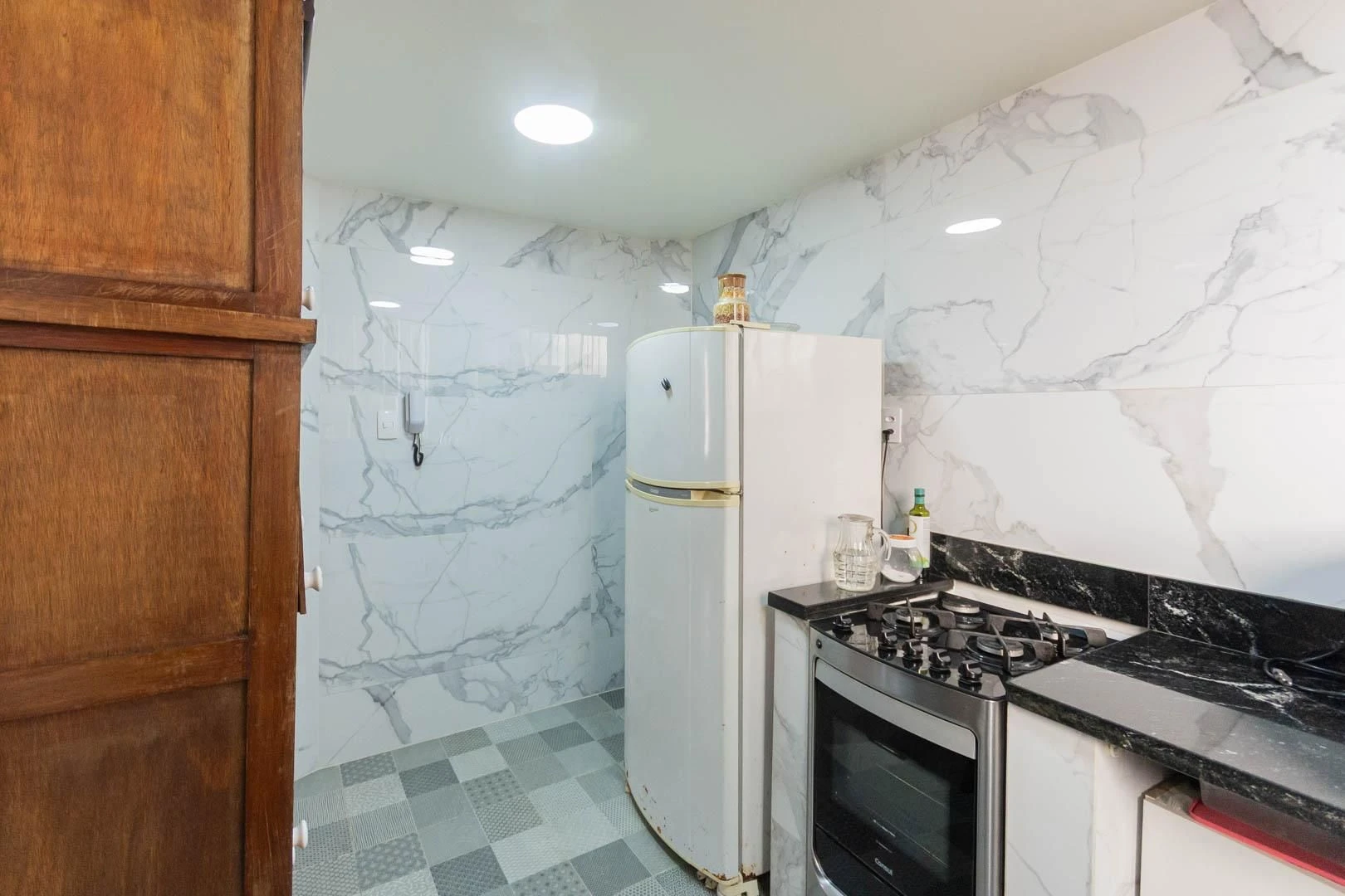 One-bedroom apartment with a washing machine — photo 14