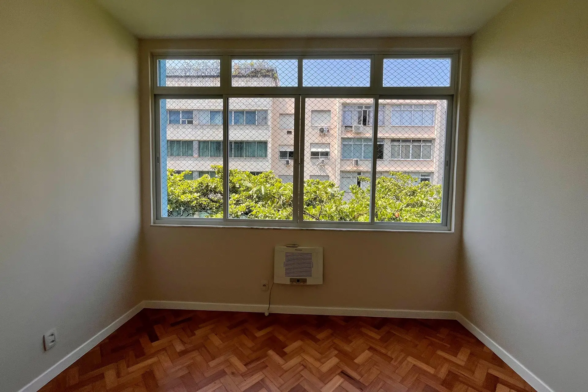 2-bedroom apartment with floor-to-ceiling windows — photo 4