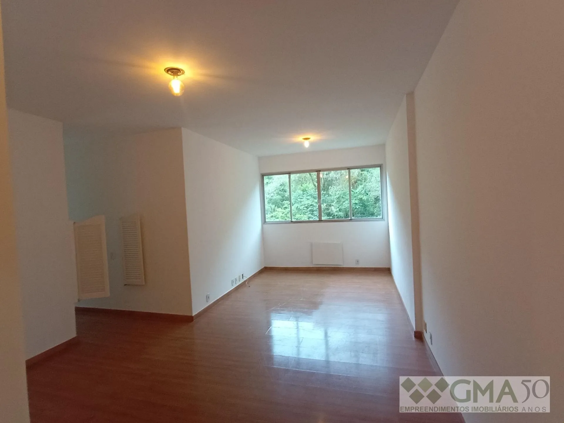 Wood or laminate floors in a 3-bedroom apartment, 92 m²