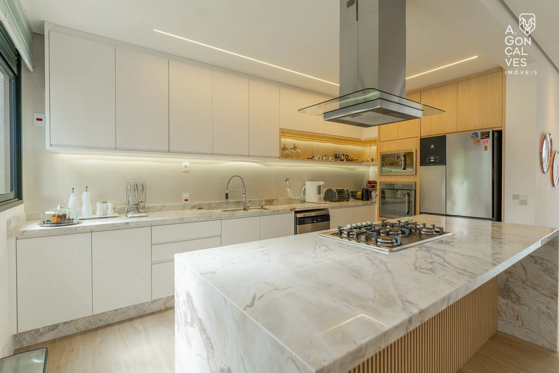 Furnished 223 m² apartment with 3 en-suites and 3 parking spots — photo 3