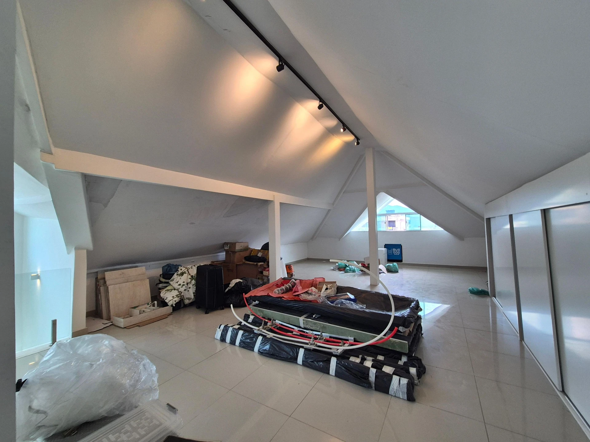5-bedroom house with floor-to-ceiling windows — photo 53
