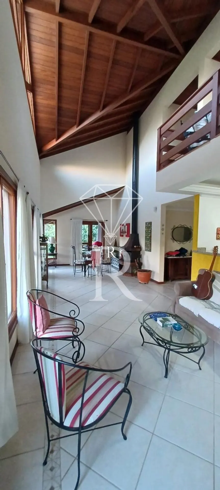 Casa com 2 suítes e 4 banheiros, perto de lagoa