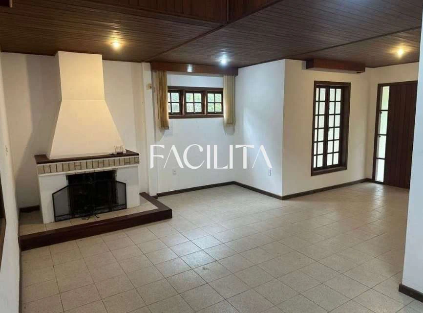 Unfurnished 3-bedroom house with 480 m² and 2 suites