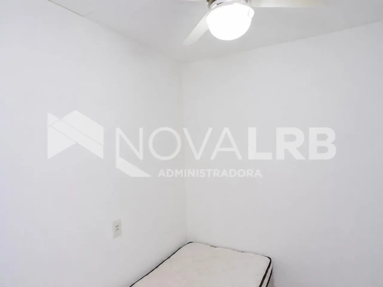 4-bedroom apartment with enclosed glass balcony — photo 63