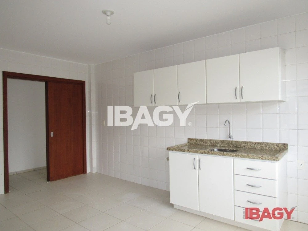 Apartamento semimobiliado de 143 m² com 3 dormitórios