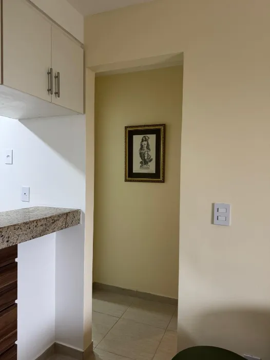 One-bedroom apartment in a building with a gym — photo 9