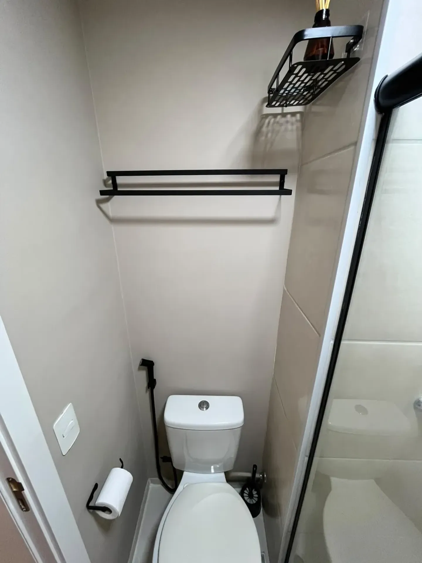 One-bedroom apartment in a building with a gym — photo 9