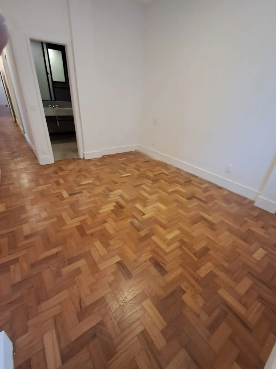 Деревянный пол или ламинат и 3 спальни: квартира 144 м² — photo 12
