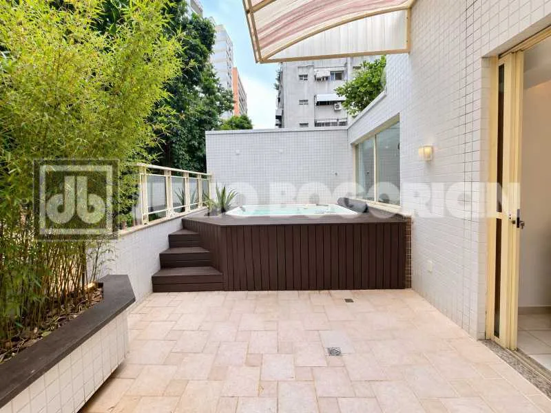 3-bedroom apartment with a park view in Rio de Janeiro — photo 11