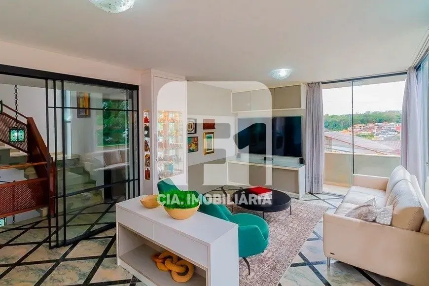 Casa mobiliada com 4 dormitórios e área gourmet privativa