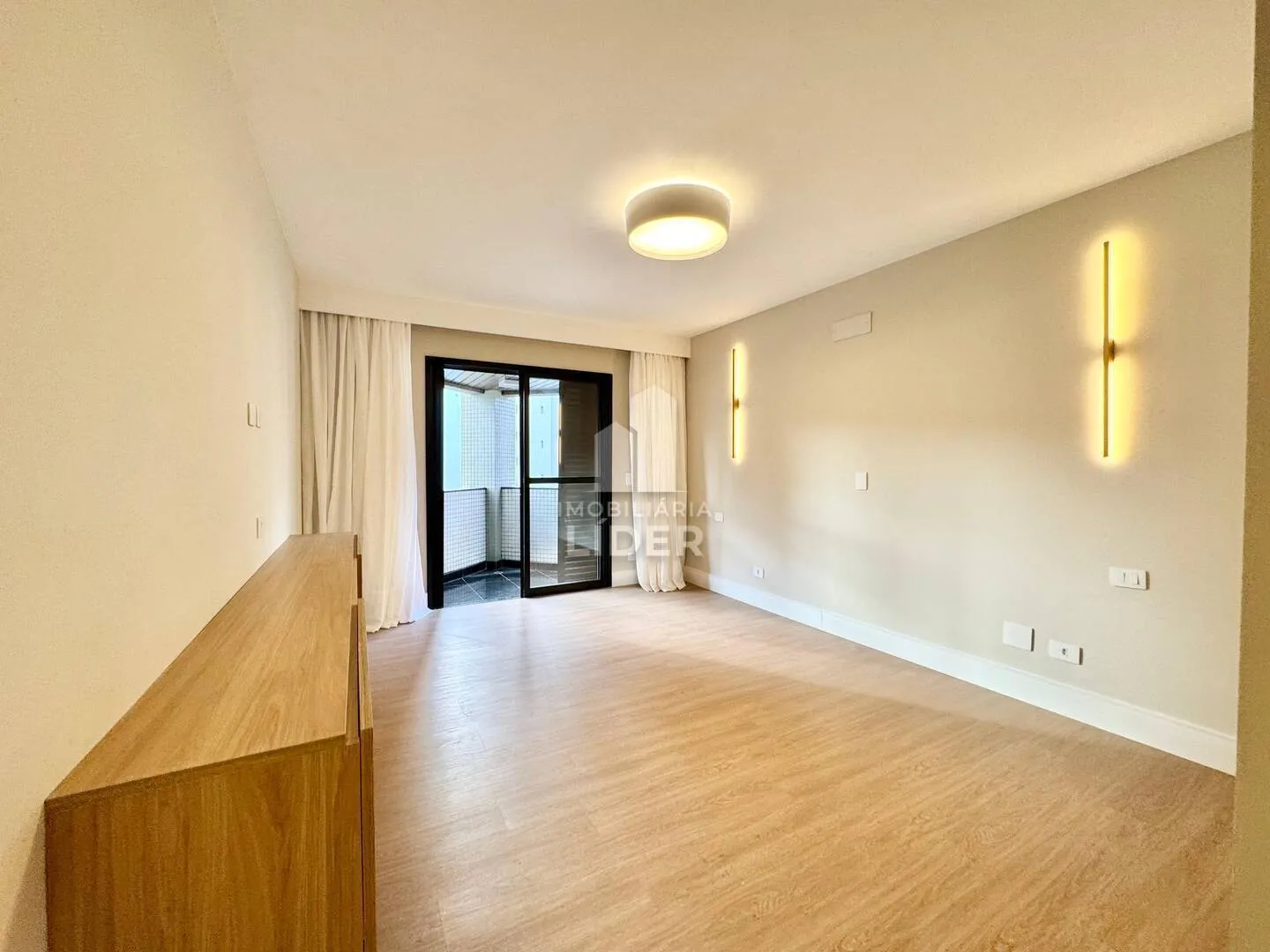 Apartment with 4 bedrooms and 3 parking spots, balcony — photo 35