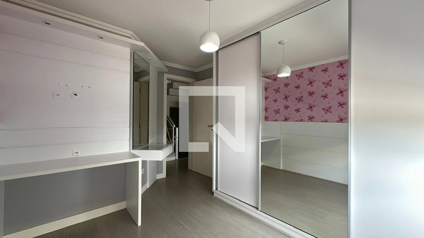 3-bedroom house with a glass-enclosed balcony in Curitiba — photo 27