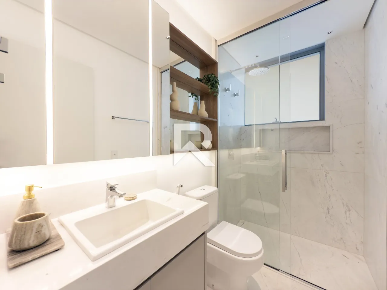 Furnished apartment with 4 en-suite suites and 4 parking spaces — photo 8