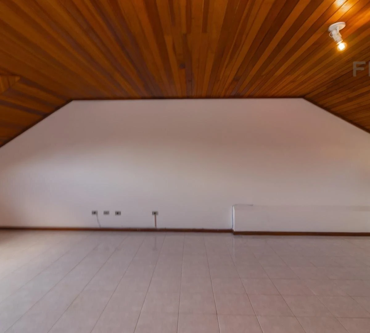 4-bedroom house with a bathtub in Curitiba — photo 27