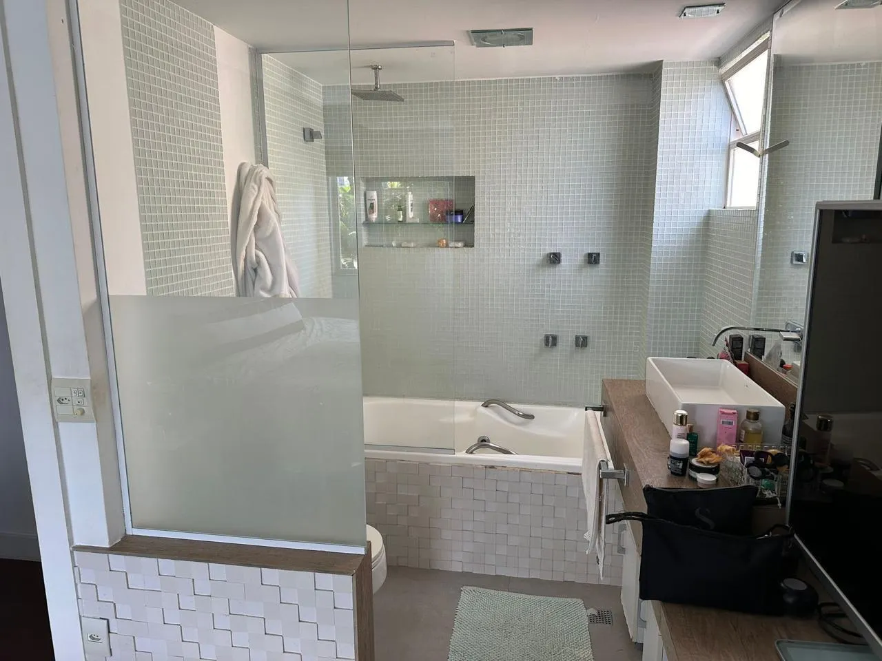 Furnished 3-bedroom apartment with enclosed balcony — photo 10