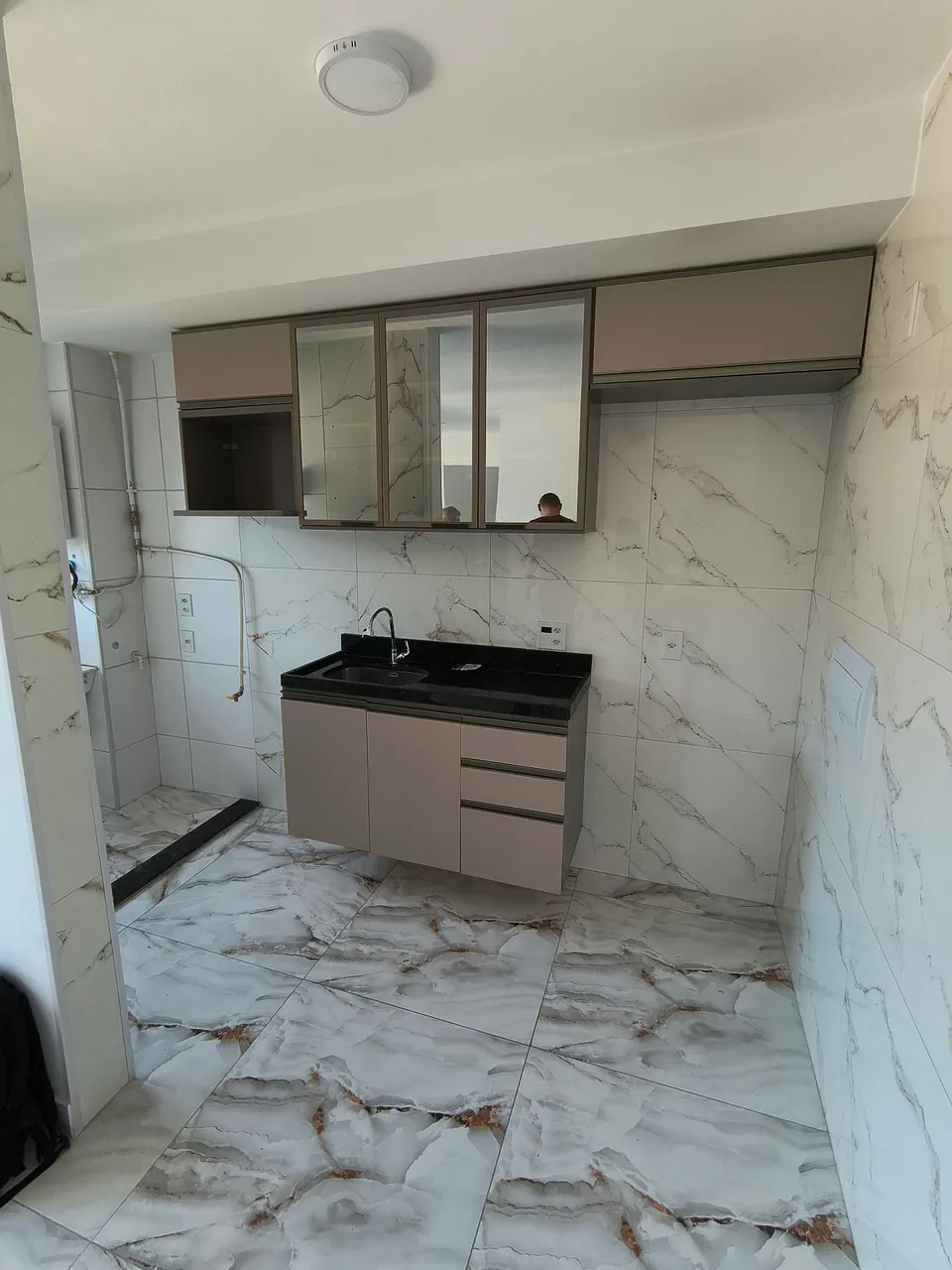 One-bedroom apartment in a building with a gym — photo 2