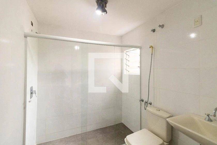 3-bedroom house with wood or laminate floors in Curitiba — photo 6