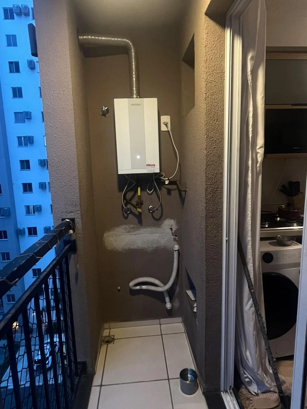 2-bedroom apartment in a building with a gym — photo 31