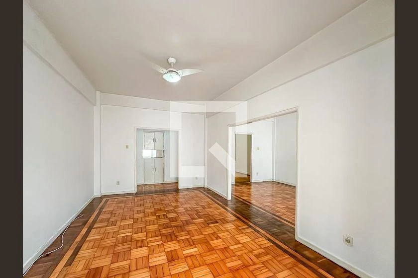 Apartamento de 3 quartos com piso de madeira ou laminado — photo 17