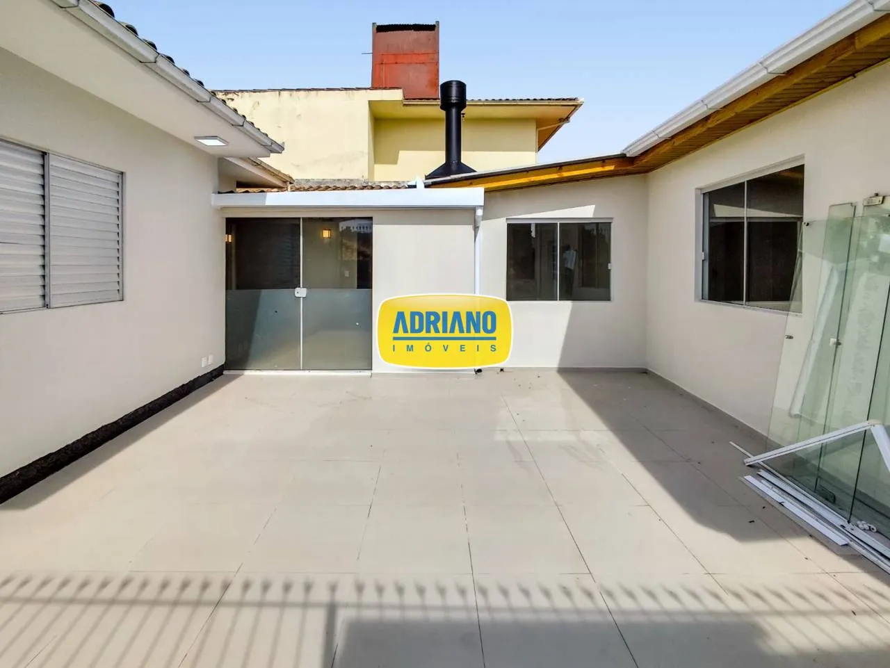 House with 5 bedrooms and a closed-off kitchen — photo 40