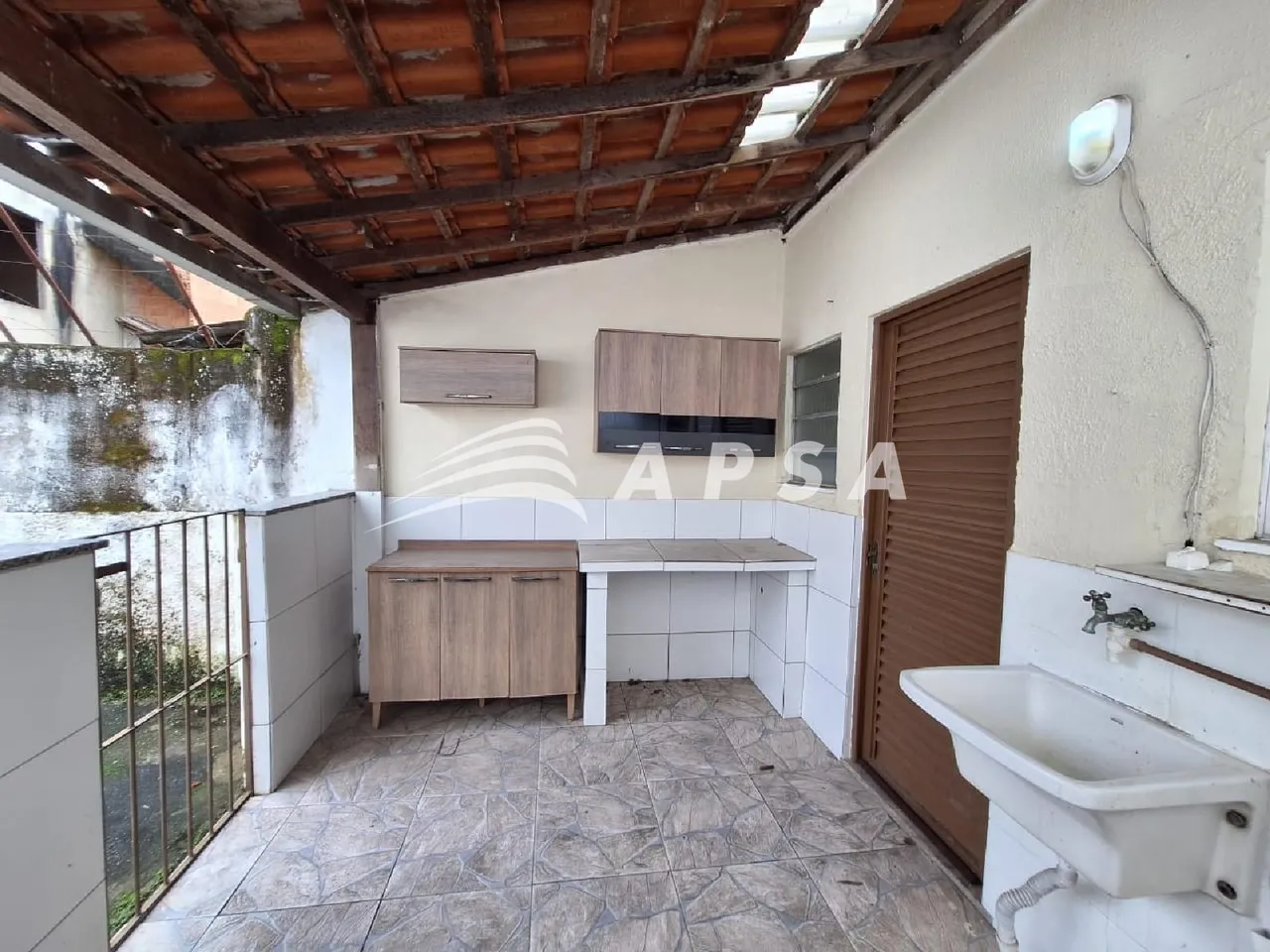 Casa com 2 quartos e cozinha fechada com fogão a gás — photo 12