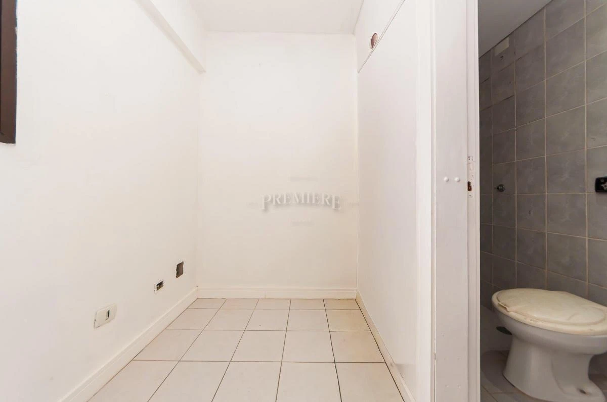 3-bedroom apartment with a bathtub in Curitiba — photo 32