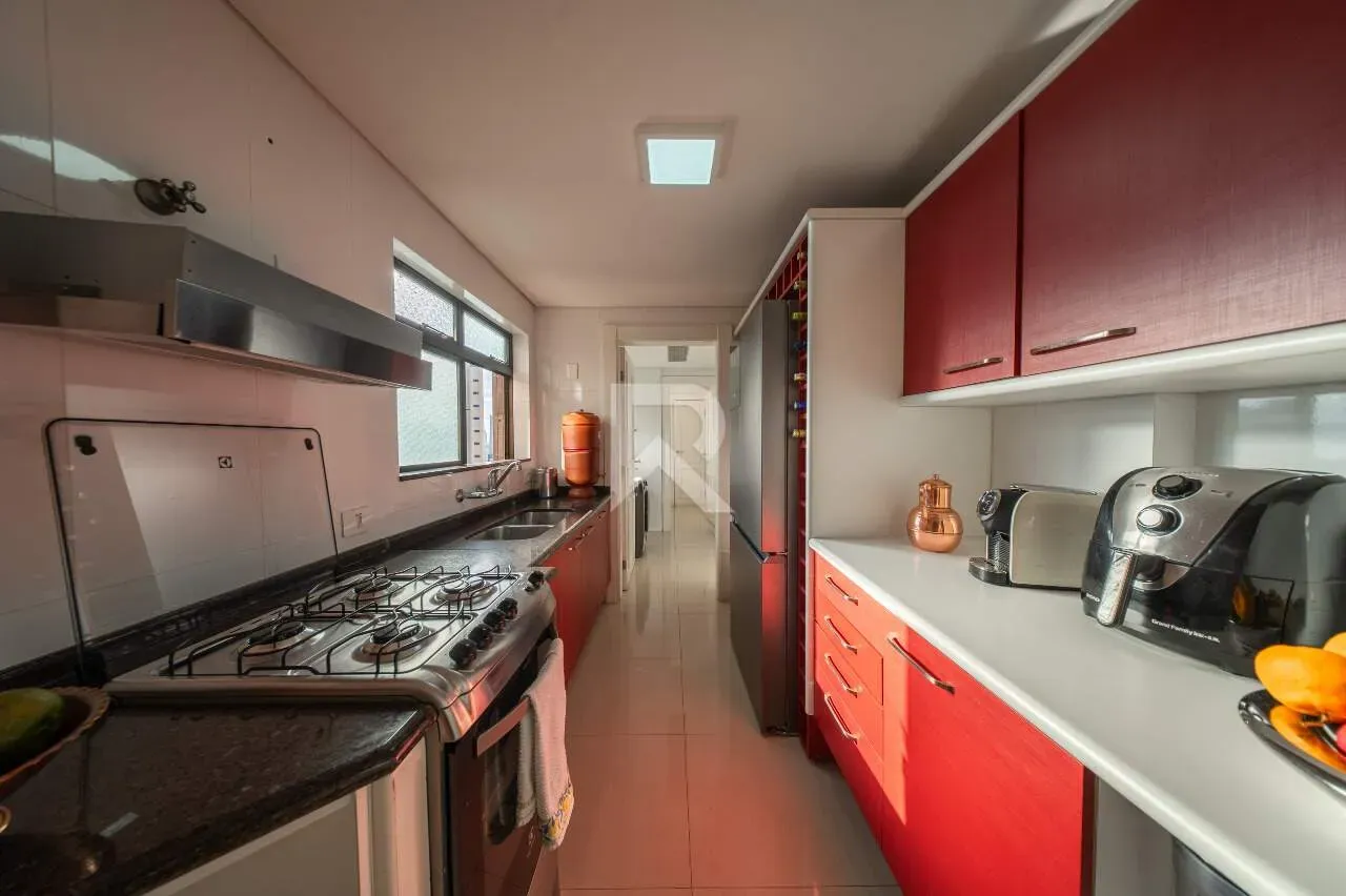 Furnished apartment with 3 bedrooms and 221 m² — photo 25