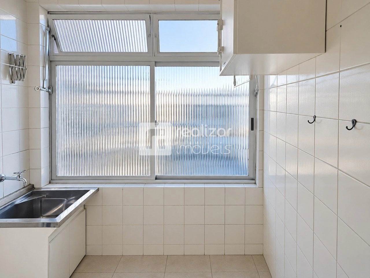 One-bedroom apartment with a washing machine — photo 12