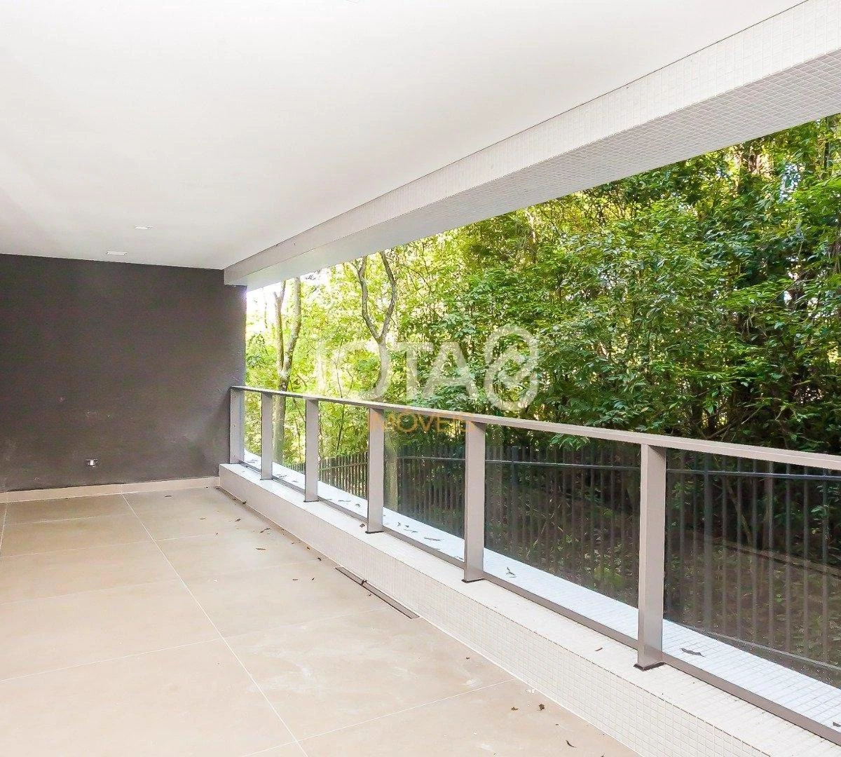 Balcony with a grill in a 3-bedroom apartment, 143 m² — photo 23
