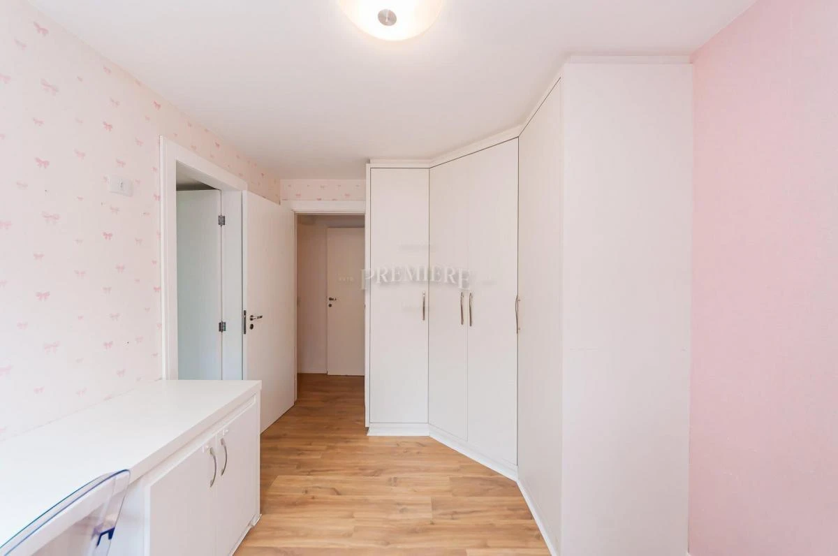 3-bedroom apartment with a bathtub in Curitiba — photo 35