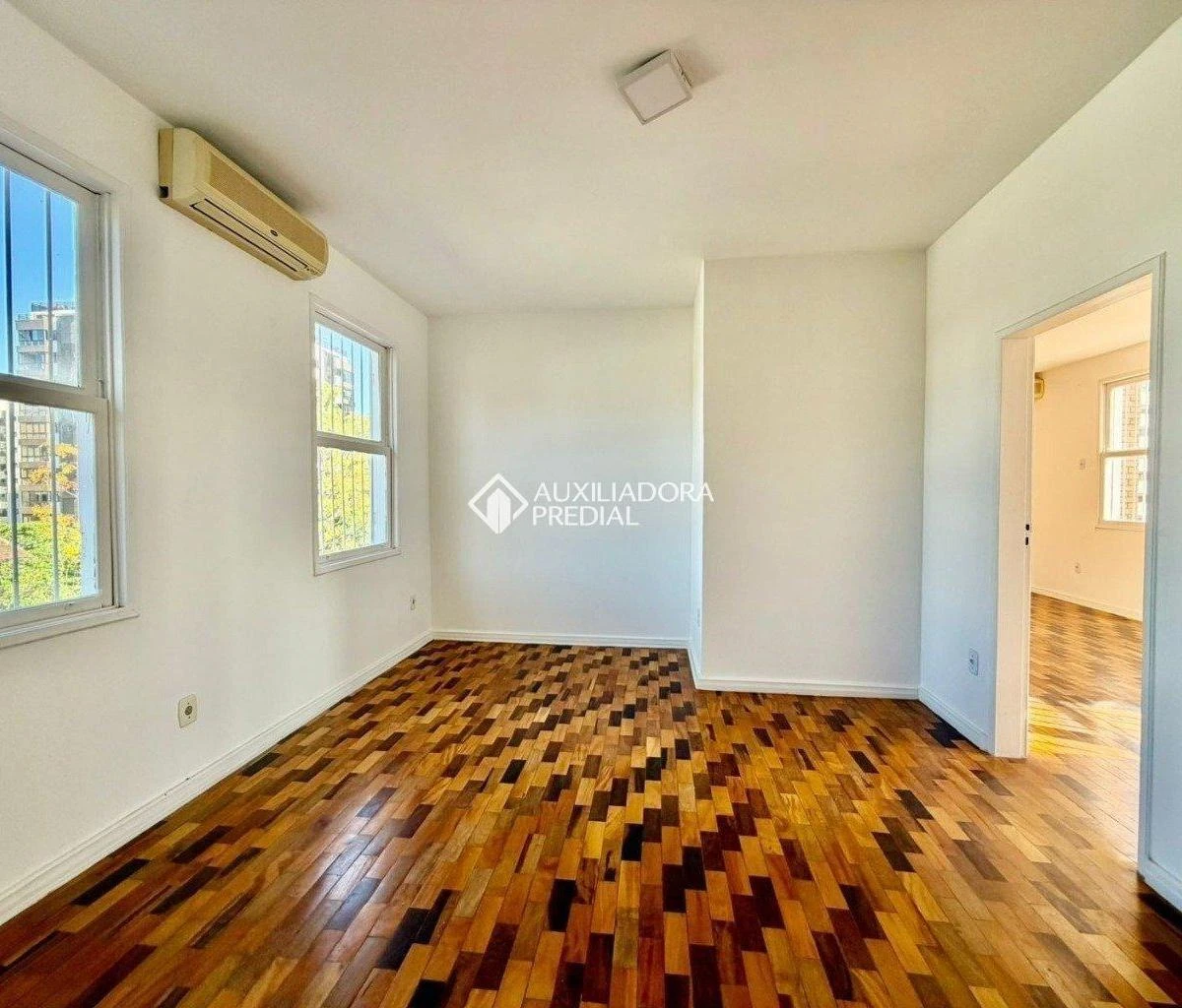Будинок 320 м² з балконом із грилем та робочим місцем