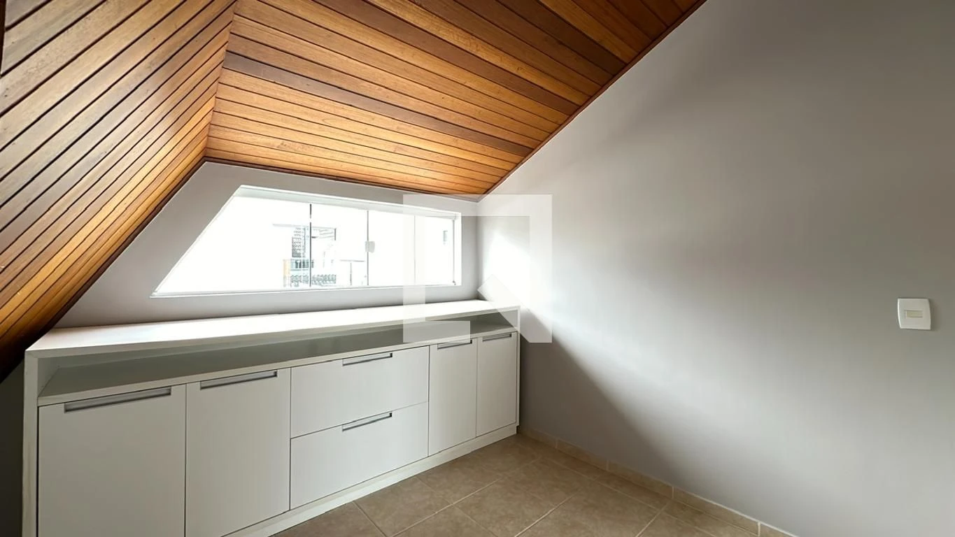 3-bedroom house with a glass-enclosed balcony in Curitiba — photo 2