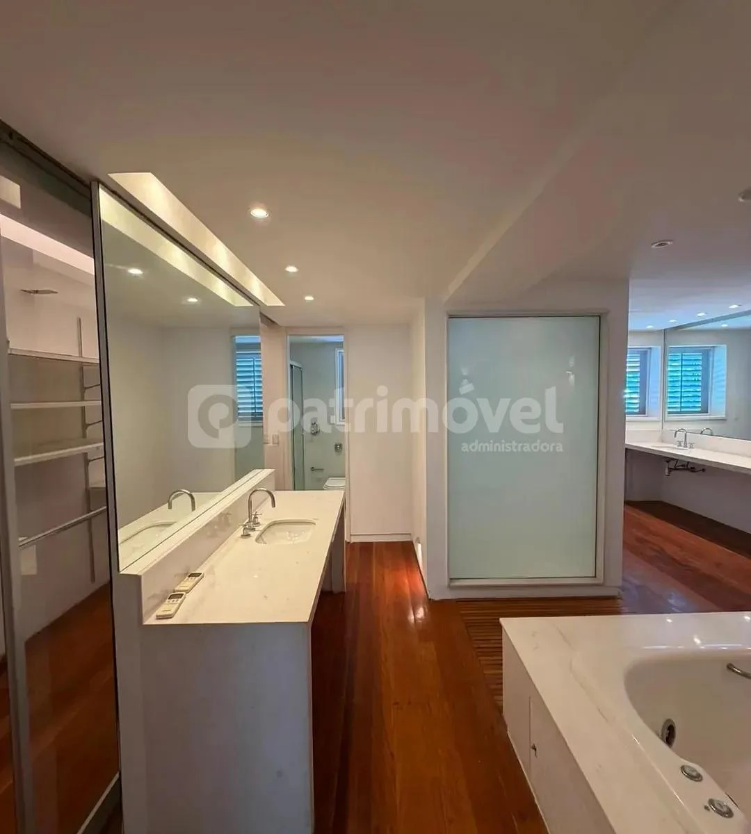 4-bedroom house with floor-to-ceiling windows — photo 37