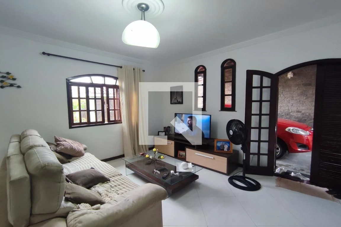 House with 3 bedrooms and a private backyard — photo 8