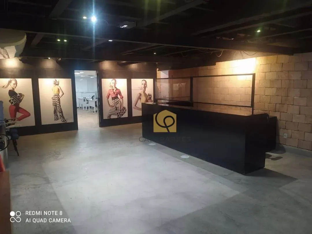 Casa com 2 dormitórios e piso de madeira na sala — photo 3