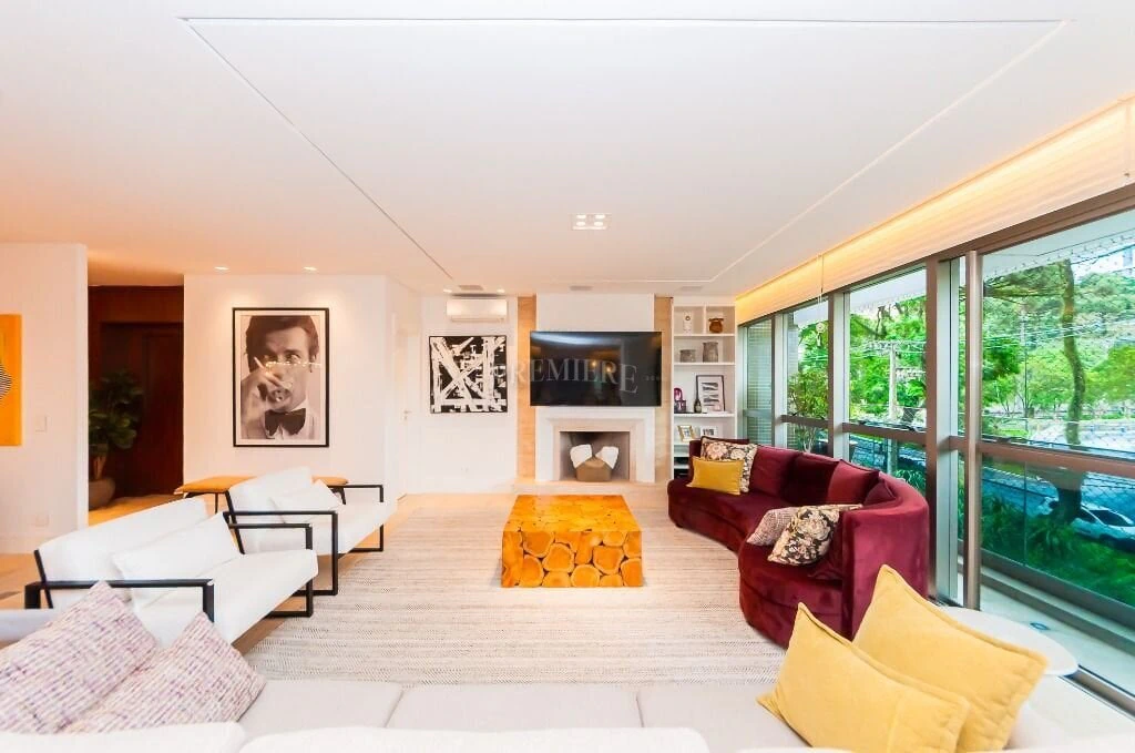 266 m² apartment with a walk-in closet and a bathtub — photo 11