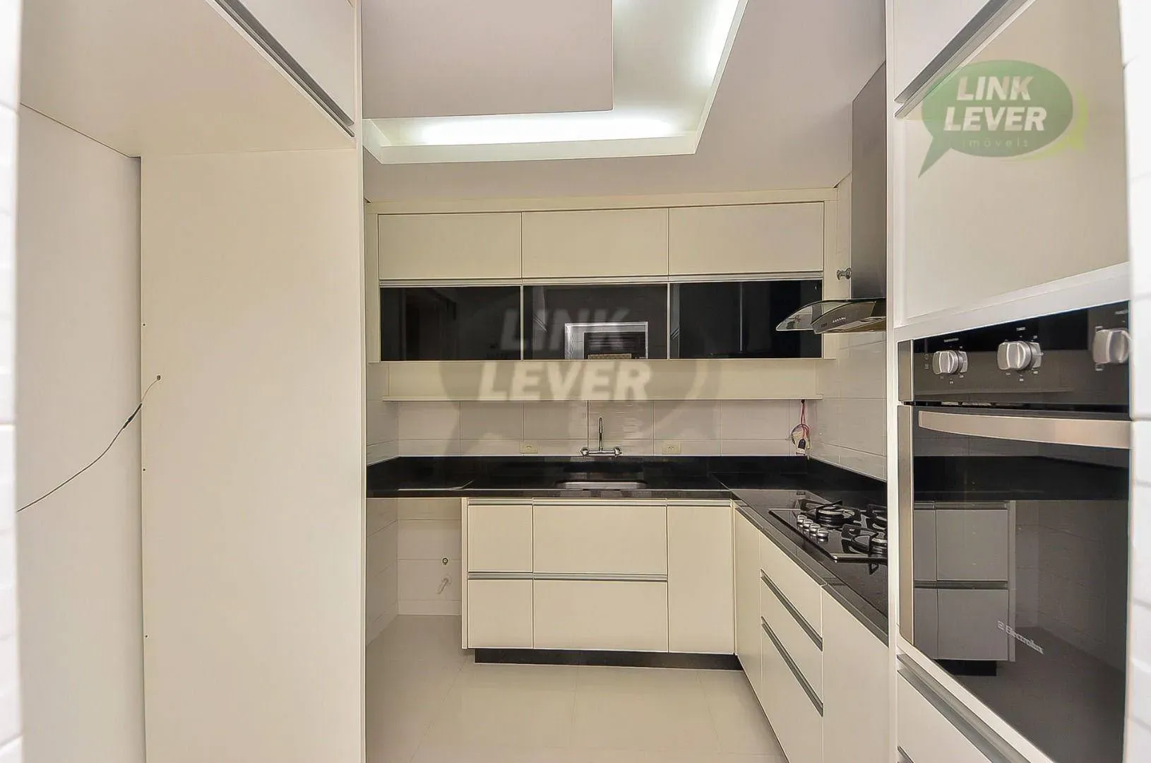 Balcony with a grill in a 3-bedroom apartment, 88 m² — photo 13