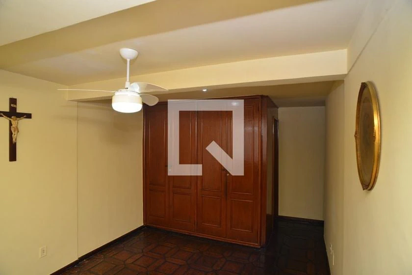 4-bedroom apartment with wood or laminate floors — photo 28