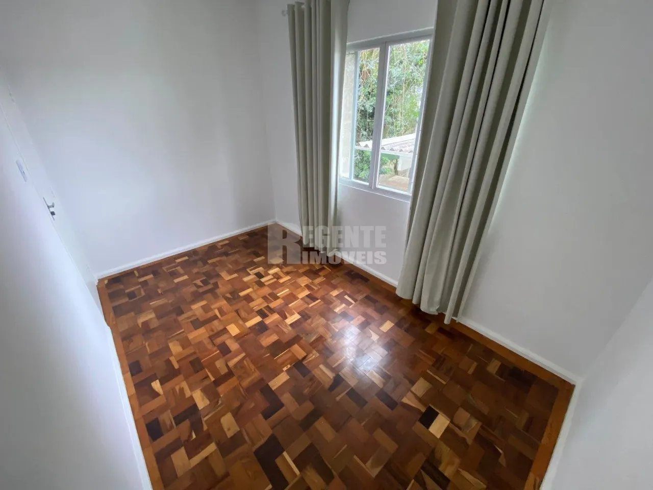 Wood or laminate floors in a 2-bedroom apartment, 80 m² — photo 9