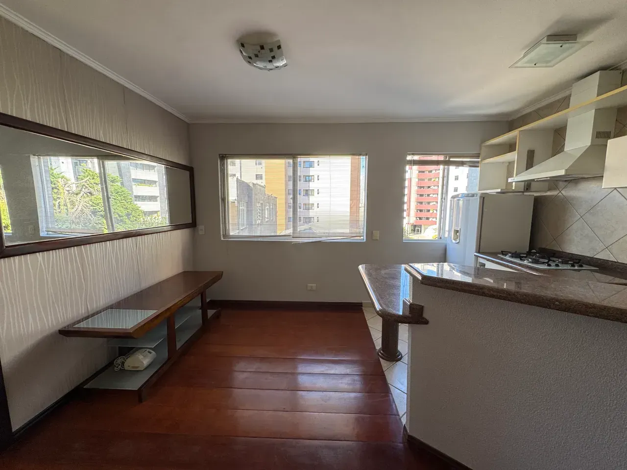 Furnished 1-bedroom apartment with glassed-in balcony — photo 4
