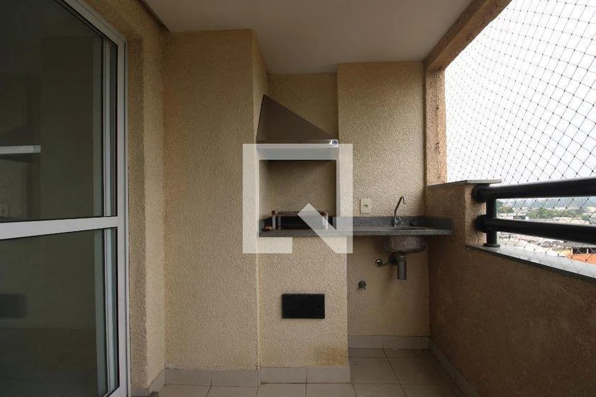 Balcony with a grill in a 3-bedroom apartment, 74 m²
