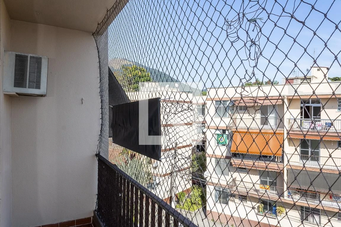 2-bedroom apartment in a building with a pool — photo 20