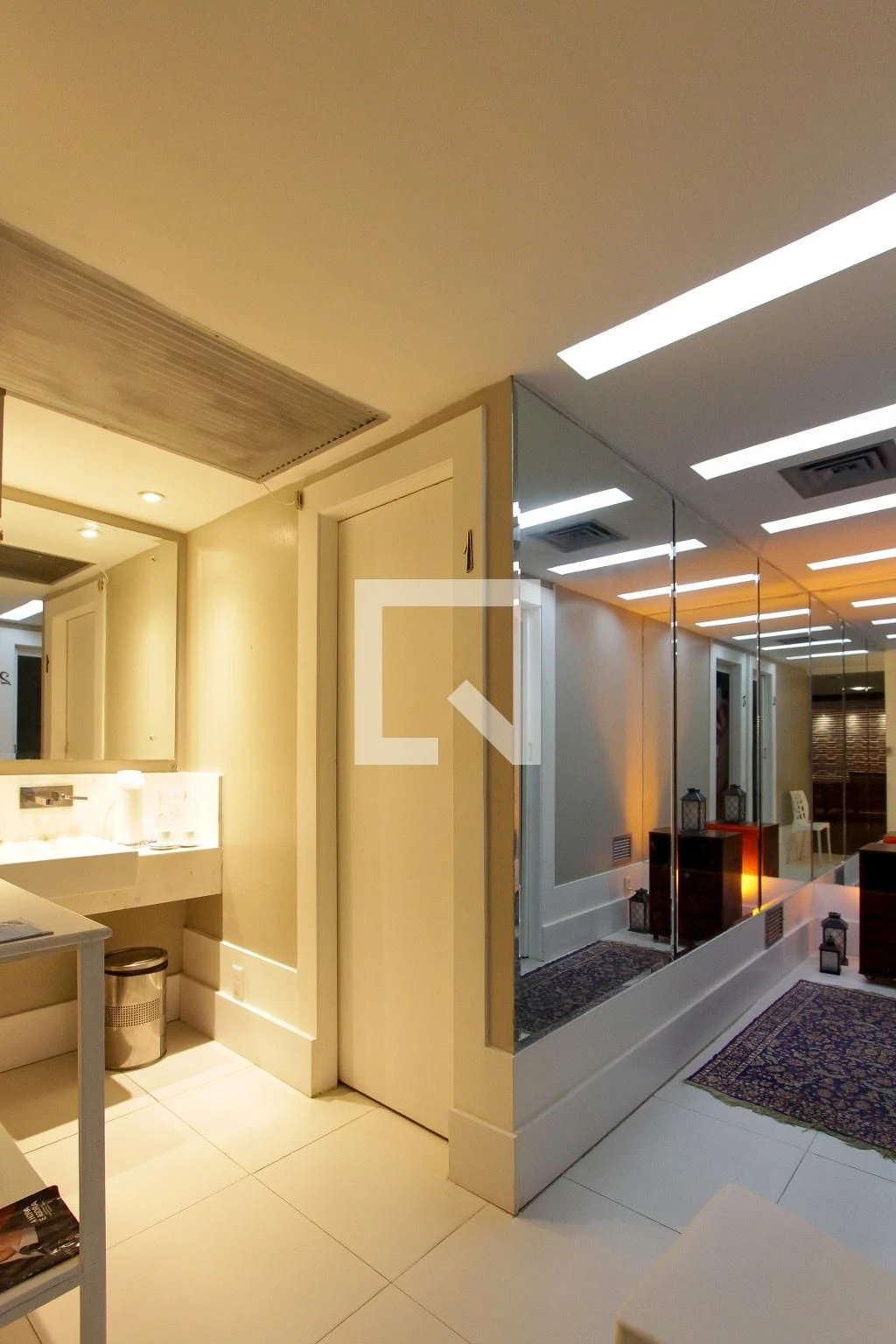 Walk-in closet in a 3-bedroom apartment, 200 m² — photo 52