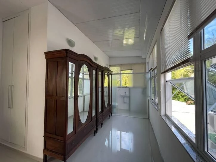 Ventanales de piso a techo y 4 dormitorios: casa de 400 m² — photo 18