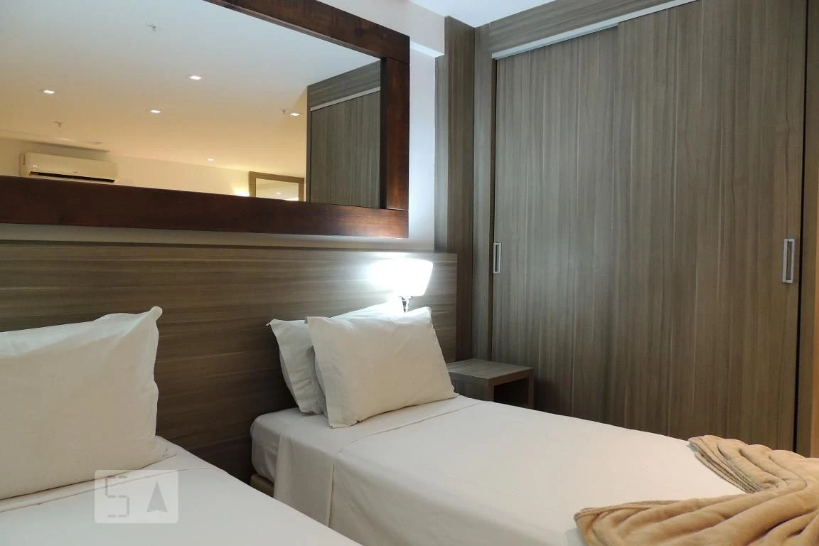 One-bedroom apartment in a building with a gym — photo 12